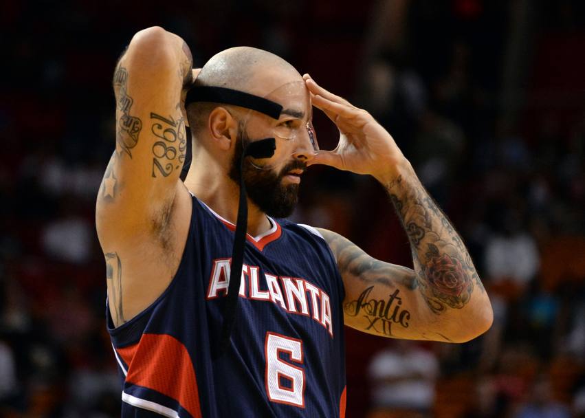 Pero Antic degli Atlanta Hawks indossa la maschera di protezione nella gara contro i Miami Heat (Reuters)